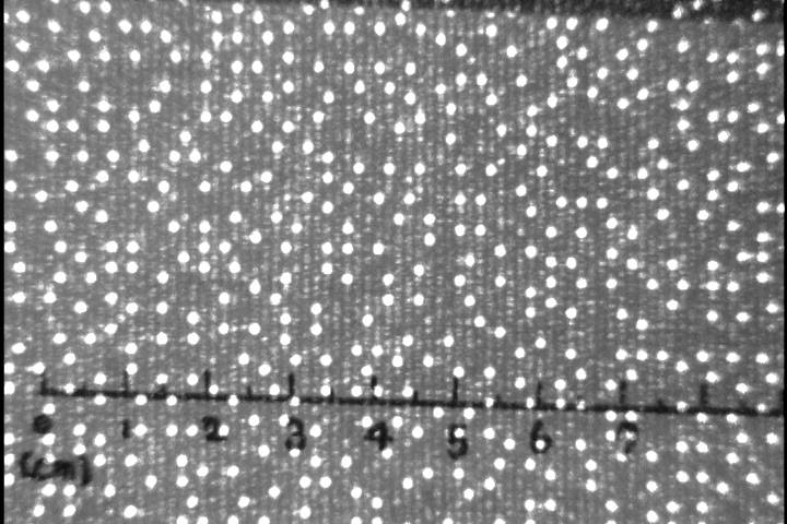 近的物體雷射散斑較密集，間距約為 0.2~0.5cm